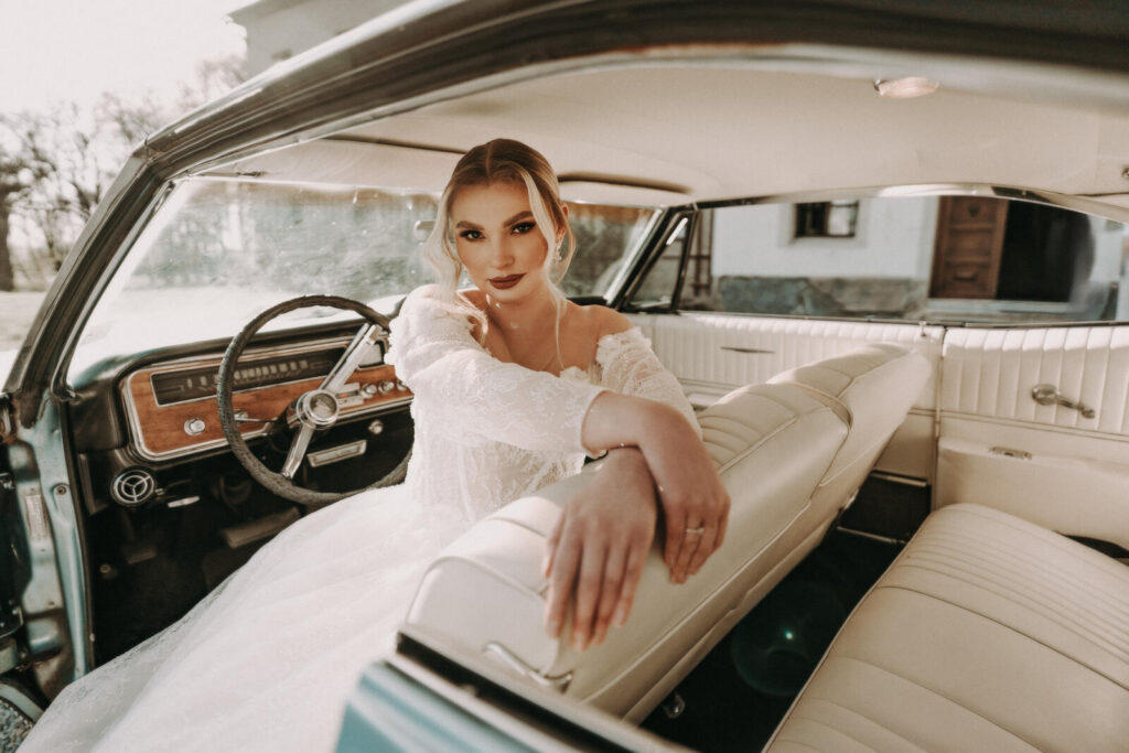 Stylowa kobieta w klasycznym Pontiaku – połączenie elegancji i motoryzacyjnej pasji. Zobacz, jak wygląda prawdziwy retro klimat i poznaj uroki kultowego auta do ślubu i nie tylko!
