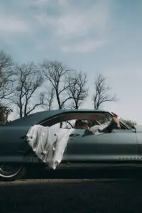 pontiac bonneville nogi panny młodej wystające przez okno – elegancja i romantyzm w amerykańskim stylu
