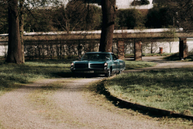 wynajem wyjątkowego auta do ślubu pontiac bonneville na tle czerwonej cegły