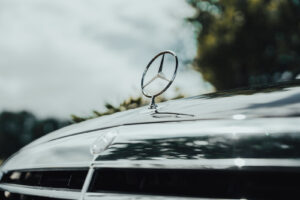 Mercedes_S550_L mercedes s550 l znaczek na masce – symbol prestiżu i wyjątkowej jakości auta do ślubu