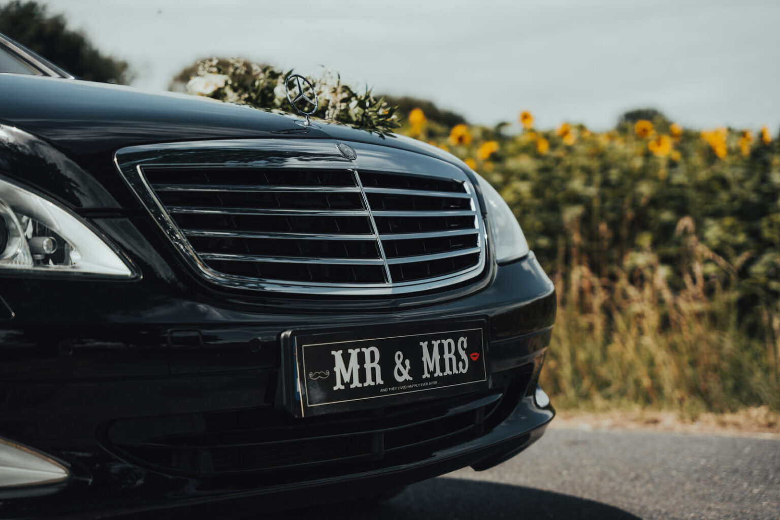 mercedes s550 l przód – imponujący wygląd, który podkreśla wyjątkowy charakter ślubu / auta do ślubu na wynajem