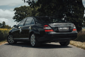 Mercedes_S550_L mercedes s550 l tyłem przed kościołem – elegancka prezencja auta do ślubu