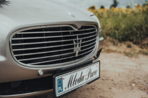 maserati quattroporte przód – sportowy charakter i klasyka włoskiej motoryzacji auta do ślubu