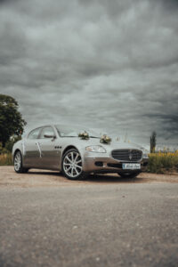 maserati quattroporte z przodu na ślubie – doskonała kombinacja mocy i luksusu auta do ślubu
