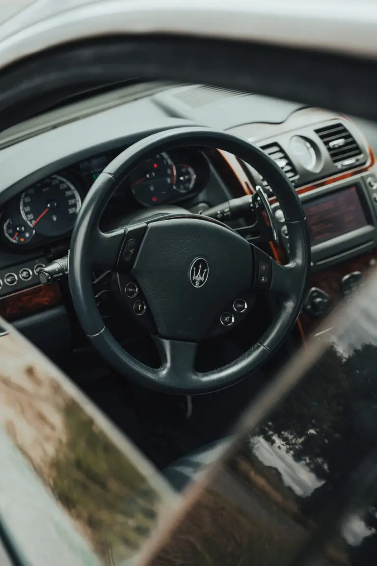 Luksusowa kierownica Maserati – eleganckie wnętrze samochodu do ślubu