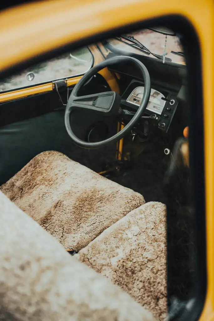 citroën 2cv wnętrze – klasyczna kierownica i retro styl, które dodają uroku każdemu ślubowi auta do ślubu na wynajem