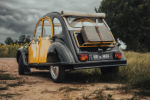 Citroën 2CV Tył Citroëna 2CV – charakterystyczna sylwetka kultowego wyjątkowego auta do ślubu na wynajem
