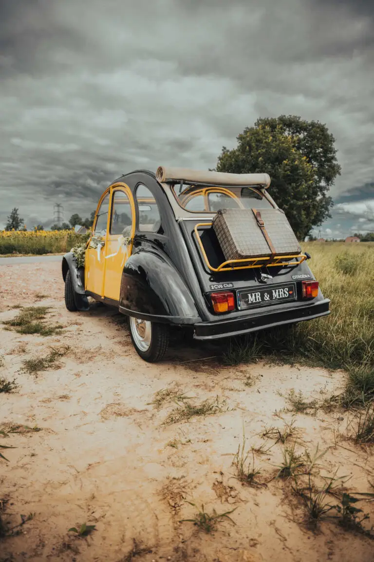 citroën 2cv tyłem– urok francuskiego retro stylu na twój wyjątkowy dzień. Samochód do ślubu