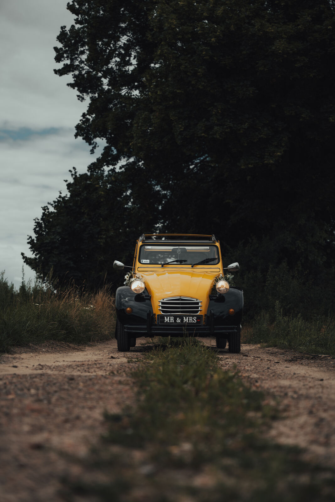 Uroczy żółty Citroën 2CV jako wyjątkowe auto do ślubu w stylu vintage