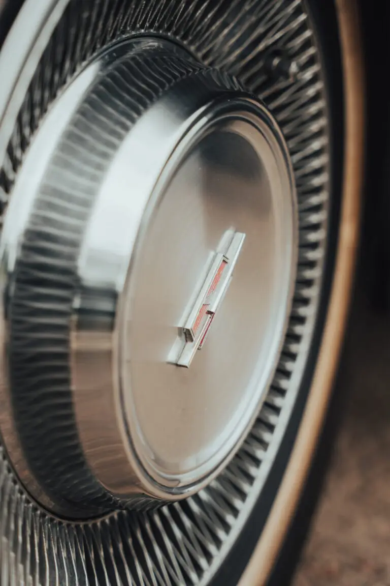 Zbliżenie na elegancką oponę pojazdu do ślubu – luksusowy detal auta ślubnego