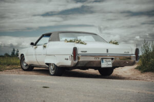 Oldsmobile Ninety-Eight w pochmurny dzień – idealne zdjęcie plenerowe auta do ślubu