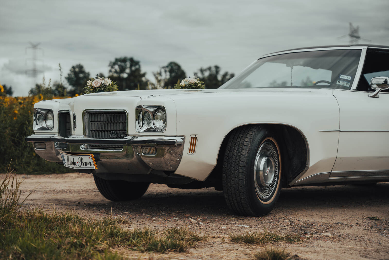 Biały Oldsmobile Ninety-Eight – klasyczne auto do ślubu