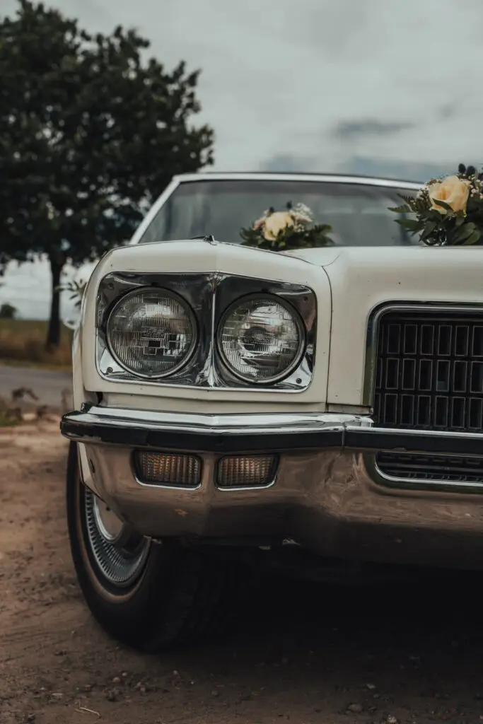 Luksusowy krążownik szos Oldsmobile Ninety-Eight w wersji ślubnej auta do ślubu na wynajem