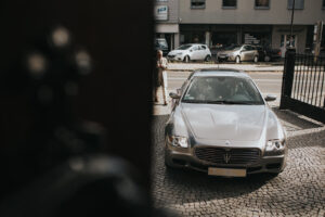 maserati quattroporte parkujące przed kościołem – eleganckie wejście auta do ślubu