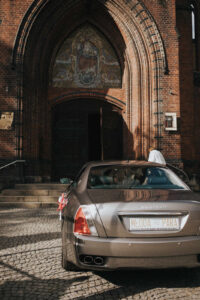 maserati quattroporte tyłem przed kościołem – wyjątkowy styl i luksus na auta do ślubu