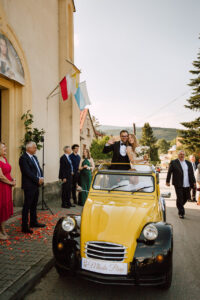 Citroën 2CV Młoda para w Citroënie 2CV przed kościołem – stylowe wejście w nowy etap życia klasycznym autem do ślubu