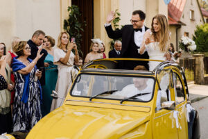 Citroën 2CV Nowożeńcy w Citroënie 2CV zaparkowanym przed kościołem – wyjątkowy klimat retro auta do ślubu