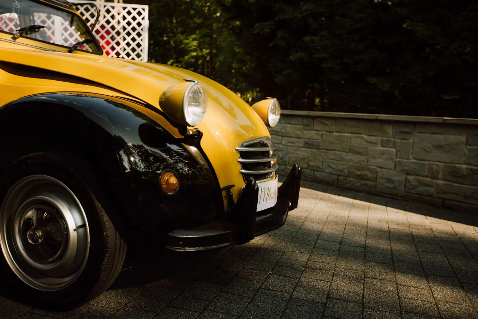 Citroën 2CV – kultowe francuskie retro auta idealne do ślubu i sesji zdjęciowych