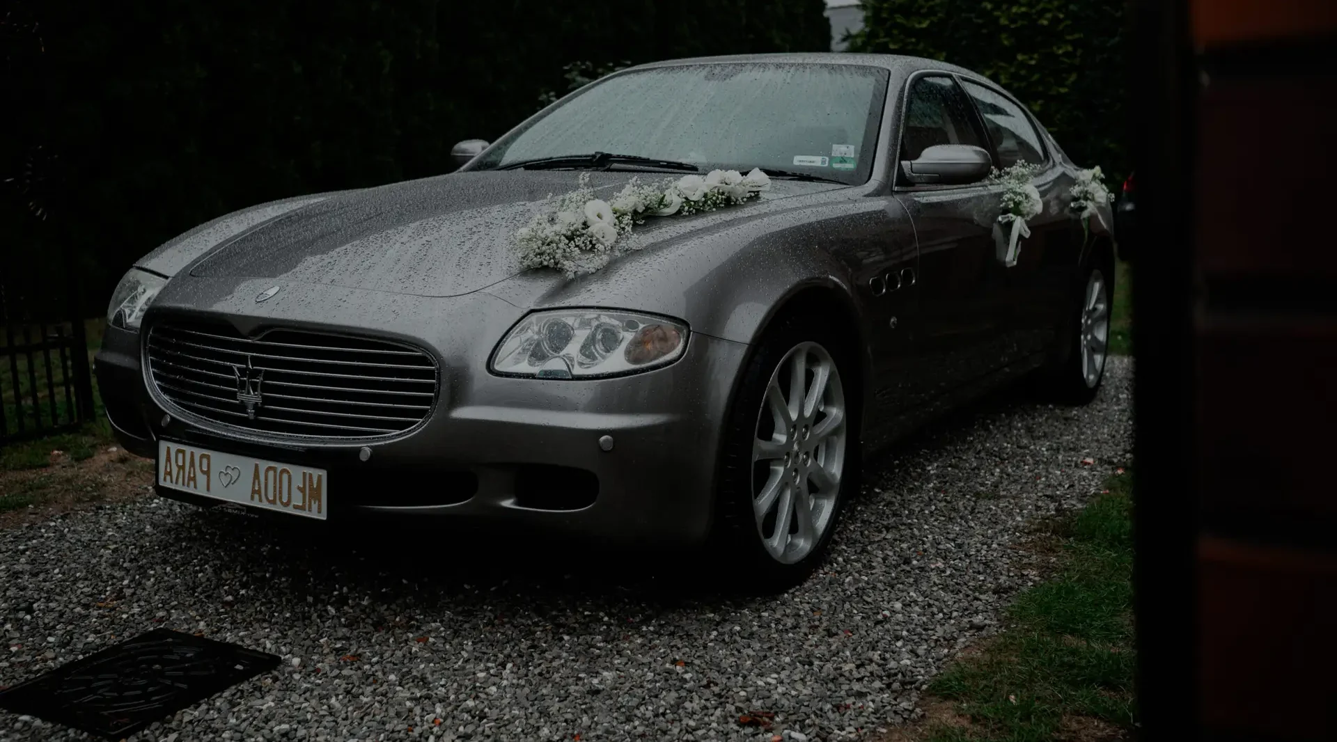 Szampańskie Maserati Quattroporte – luksusowe auto do ślubu w eleganckim stylu