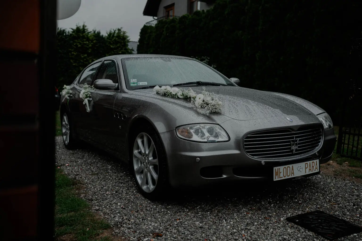 Szampańskie Maserati Quattroporte – luksusowe auto do ślubu w eleganckim stylu