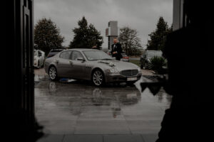 maserati quattroporte z przodu na ślubie – doskonała kombinacja mocy i luksusu samochodu do ślubu