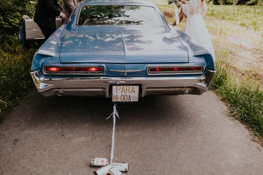pontiac bonneville tyłem – Wynajem wyjątkowego AMERYKAŃSKIEGO auta do ślubu